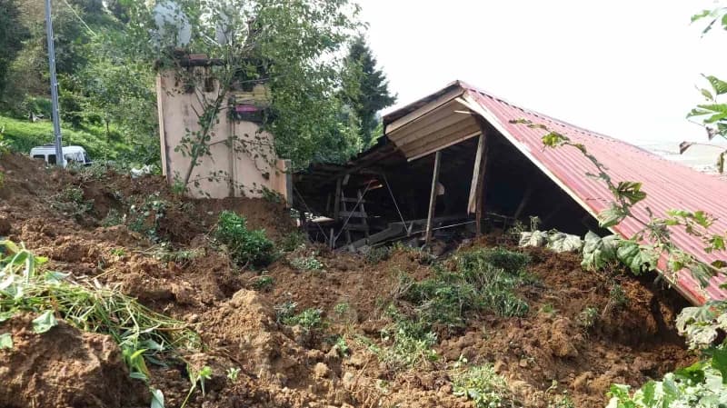 Rize'nin Pazar ilçesinde heyelan nedeniyle içi balçıkla dolup çatısı kayarak kullanılamaz hale gelen iki katlı evde mahs