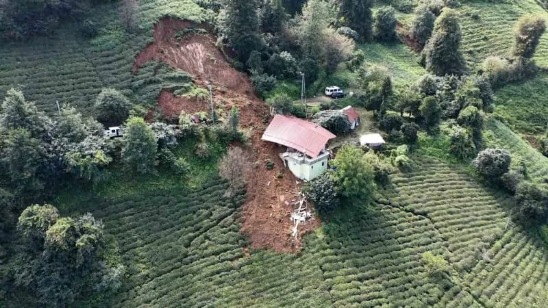 Rize'nin Pazar ilçesinde heyelan nedeniyle içi balçıkla dolup çatısı kayarak kullanılamaz hale gelen iki katlı evde mahs