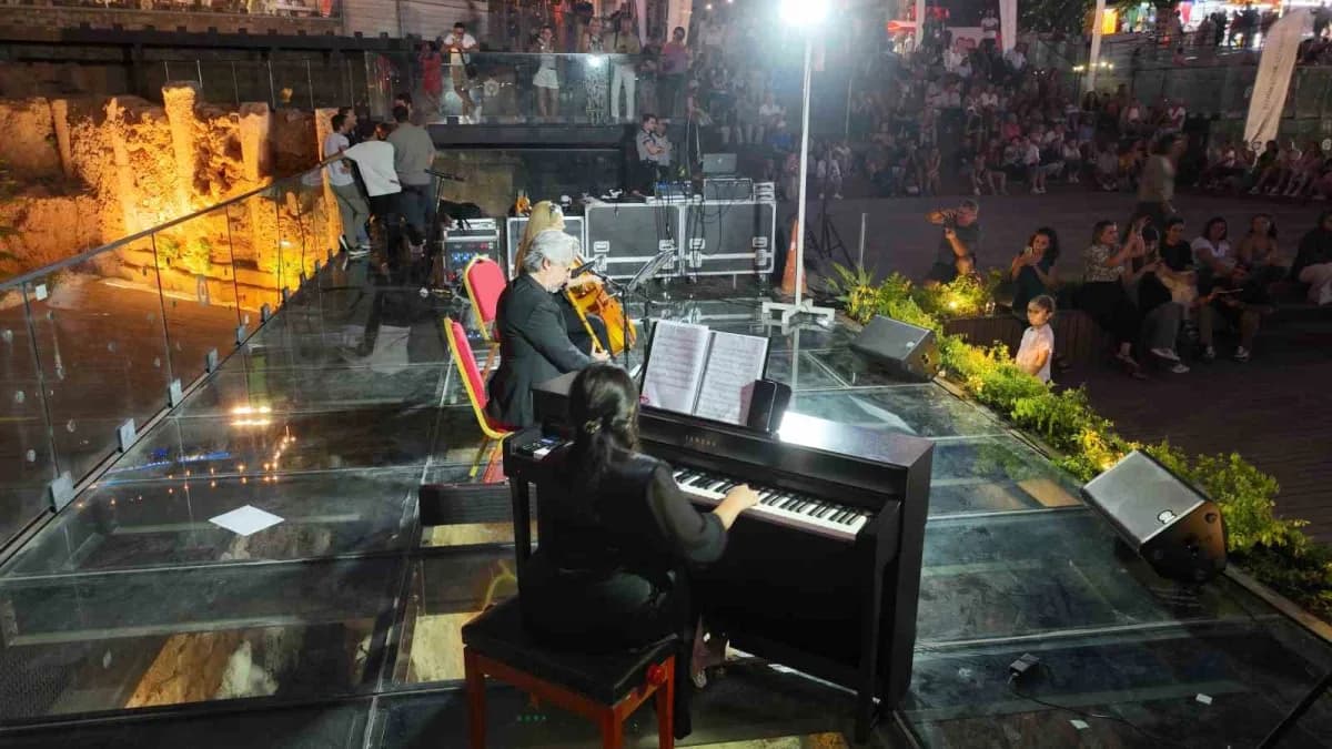 Serinin ikinci konserinde sahne alan Zefir Trio, Akdeniz’in Gün Batımı manzarası eşliğinde Antalyalılara keyifli bir akş