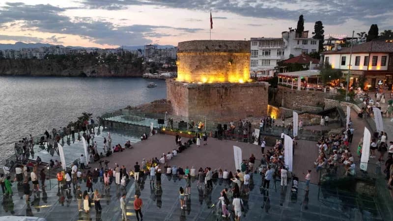 Antalya Büyükşehir Belediyesi İsmail Baha Sürelsan Konservatuvarı tarafından düzenlenen Gün Batımı Konserleri, kentin si