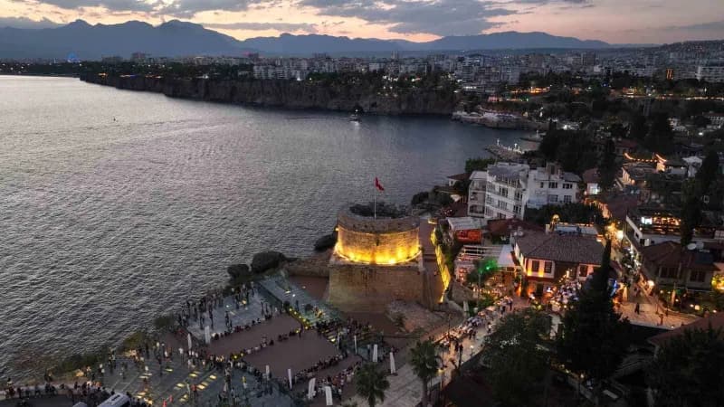 Antalya Büyükşehir Belediyesi İsmail Baha Sürelsan Konservatuvarı tarafından düzenlenen Gün Batımı Konserleri, kentin si