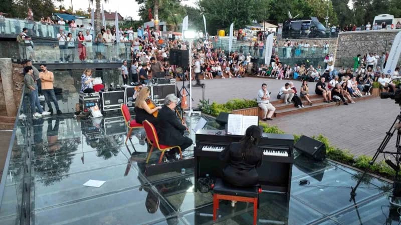 Serinin ikinci konserinde sahne alan Zefir Trio, Akdeniz’in Gün Batımı manzarası eşliğinde Antalyalılara keyifli bir akş