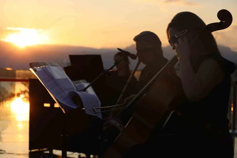 Serinin ikinci konserinde sahne alan Zefir Trio, Akdeniz’in Gün Batımı manzarası eşliğinde Antalyalılara keyifli bir akş