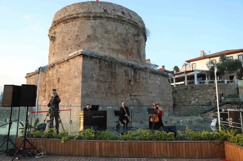 Antalya Büyükşehir Belediyesi İsmail Baha Sürelsan Konservatuvarı tarafından düzenlenen Gün Batımı Konserleri, kentin si