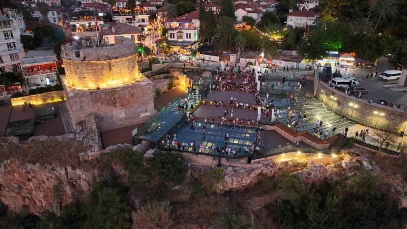 Antalya Büyükşehir Belediyesi İsmail Baha Sürelsan Konservatuvarı tarafından düzenlenen Gün Batımı Konserleri, kentin si