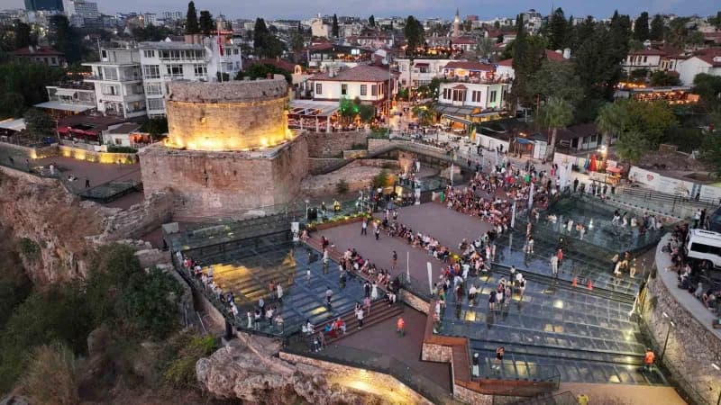 Antalya Hıdırlık Kulesi önünde gün batımında müzik yapan Zefir Trio