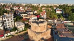 Antalya Hıdırlık Kulesi önünde gün batımında müzik yapan Zefir Trio