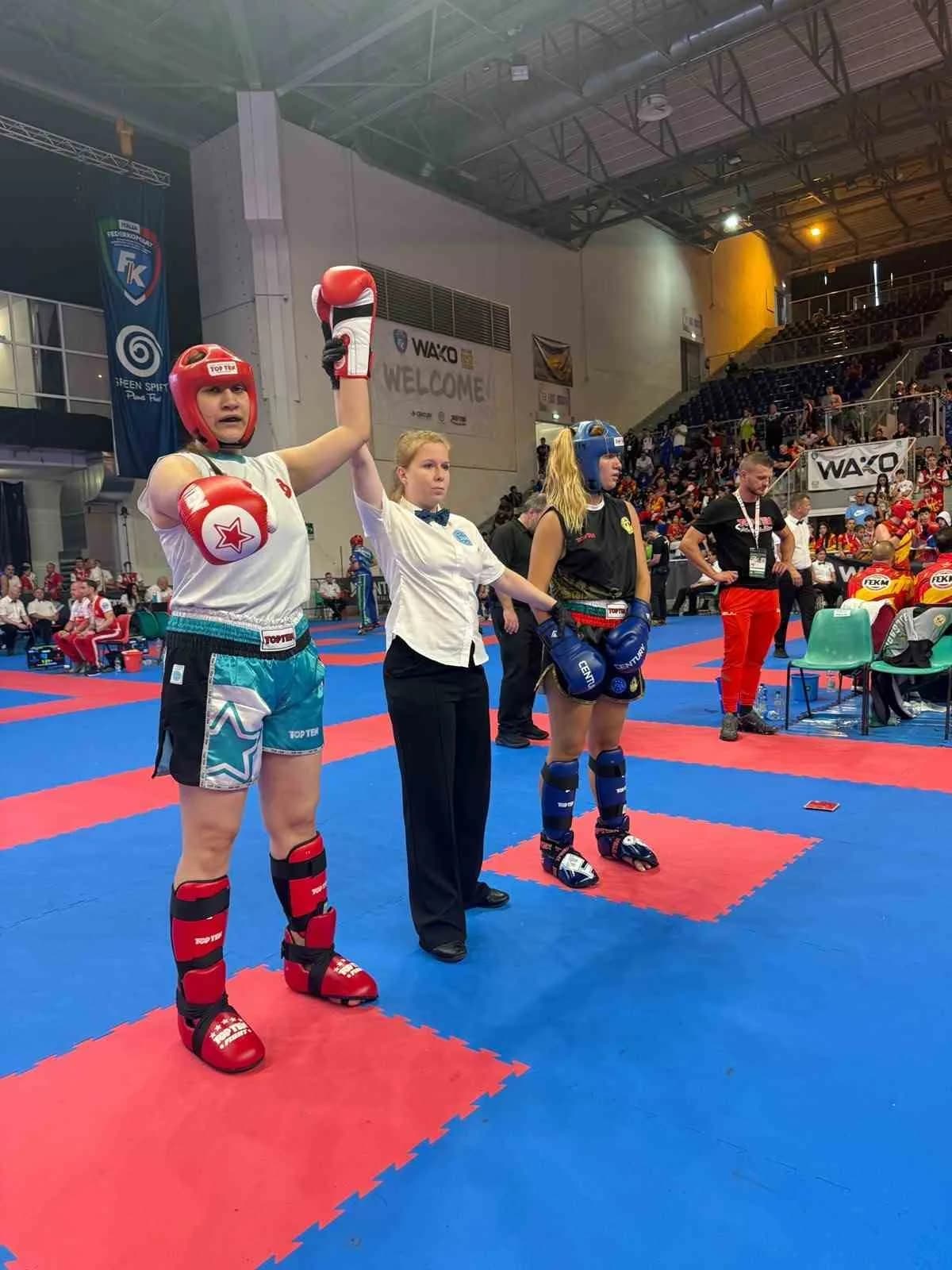 İtalya’da yapılan Kick Boks Gençler Dünya Şampiyonası’nda Denizlili Milli Sporcu Hilal Bayhan, Genç Kadınlar +70 kg’da g