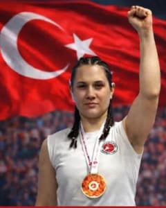 Denizlili sporcu Hilal Bayhan, İtalya'da düzenlenen Kick Boks Gençler Dünya Şampiyonası'nda madalya töreninde