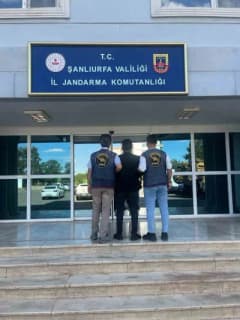 Şanlıurfa Karaköprü'de jandarma ekipleri hırsızlık zanlısını gözaltına alıyor