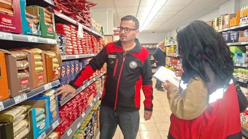 Hisarcık ilçesinde tarım ürünleri fiyat denetimi yapan ekipler ve işletmeler