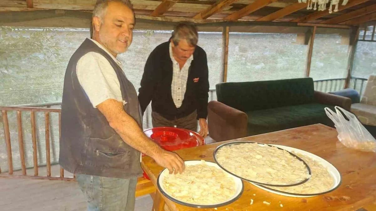 Kütahya'nın Hisarcık ilçesinde avcılar tarafından yıllardır sürdürülen tavşan etli tirit geleneği, yeni nesillere aktarı