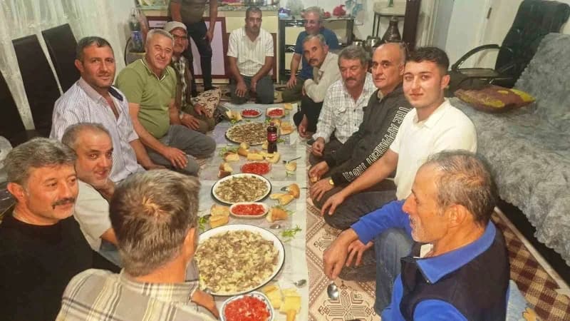 Hisarcık’ta avcıların tavşan etli tirit sofrasında bir araya gelmesi