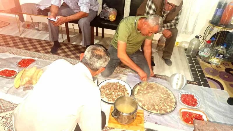 Kütahya'nın Hisarcık ilçesinde avcılar tarafından yıllardır sürdürülen tavşan etli tirit geleneği, yeni nesillere aktarı