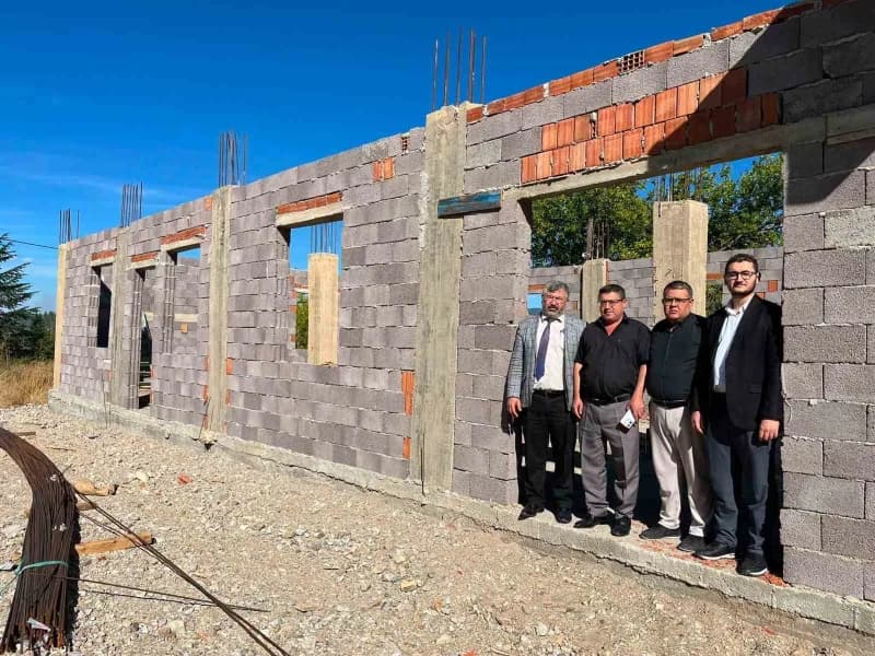 Hisarcık İlçe Müftüsü Hüseyin Demirci, Aşağı Beyköy Deprem Mahallesi'nde yapımı devam eden taziye evinin inşaatını incel