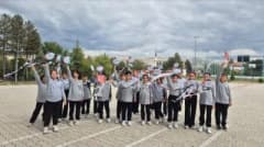Hisarcık Anadolu İmam Hatip Lisesi öğrencileri uçurtmaları gökyüzüne bırakırken barış mesajı veriyor