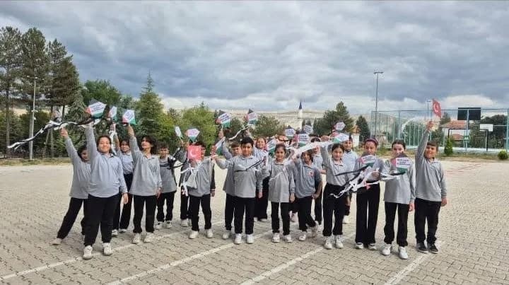 Hisarcık Anadolu İmam Hatip Lisesi öğrencileri uçurtmaları gökyüzüne bırakırken barış mesajı veriyor