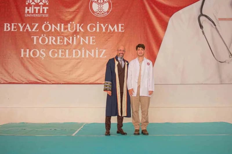 Tıp Fakültesi Dekanı Prof. Dr. Özgür Yağan, öğrencilerin beyaz önlüklerini giydird..