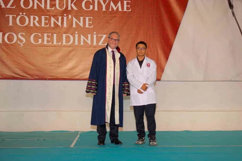 Hitit Üniversitesi Rektör Yardımcısı Prof. Dr. Eşref Savaş Başcı, öğrencilere beyaz önlüklerini giydirdi.