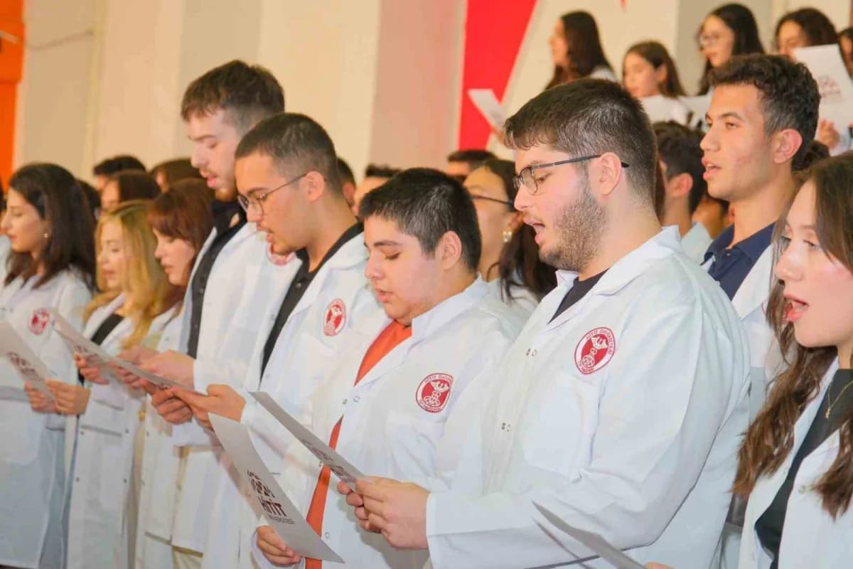 Hitit Üniversitesi Tıp Fakültesinde bu yıl eğitim görmeye başlayan 139 öğrenci, mesleğin simgesi olan beyaz önlüklerini