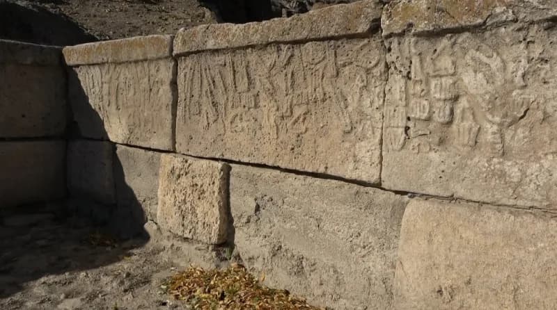 Konya'nın Ilgın ilçesinde bulunan ve yaklaşık 3 bin 250 yıl öncesine tarihlenen Hitit dönemine ait tarihi yapı, üzerinde