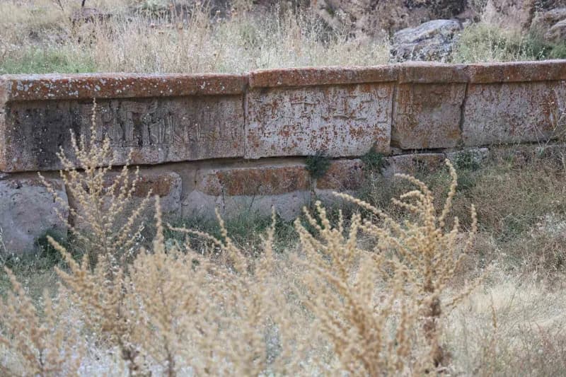 Konya'nın Ilgın ilçesinde bulunan ve yaklaşık 3 bin 250 yıl öncesine tarihlenen Hitit dönemine ait tarihi yapı, üzerinde