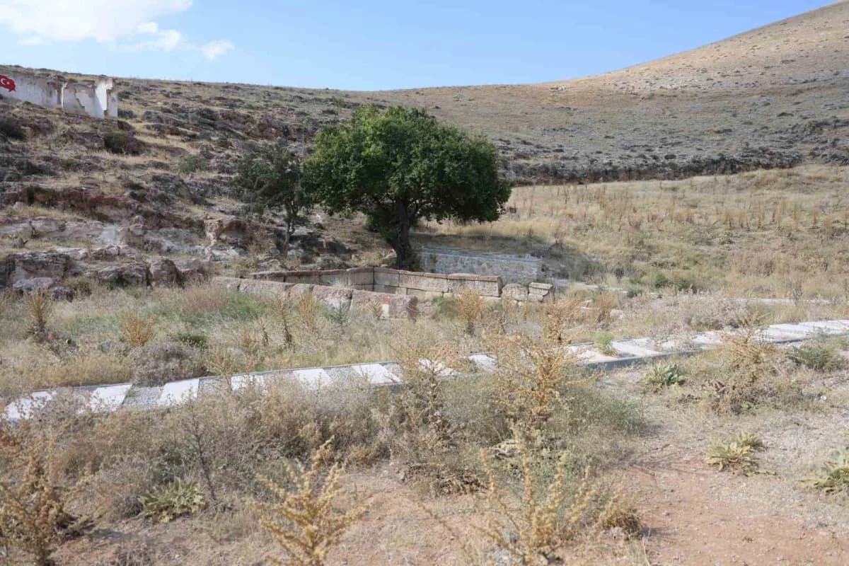 Konya Ilgın'da bulunan 3 bin 250 yıllık Hitit dönemine ait Yalburt Su Anıtı ve üzerindeki hiyeroglif kitabeler
