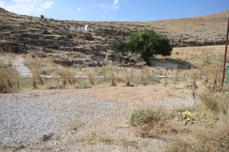 Konya'nın Ilgın ilçesinde bulunan ve yaklaşık 3 bin 250 yıl öncesine tarihlenen Hitit dönemine ait tarihi yapı, üzerinde