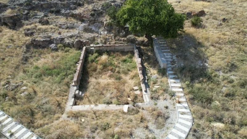 Konya'nın Ilgın ilçesinde bulunan ve yaklaşık 3 bin 250 yıl öncesine tarihlenen Hitit dönemine ait tarihi yapı, üzerinde