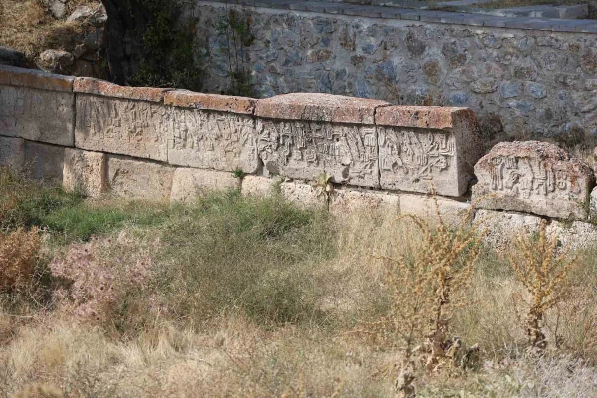 Konya'nın Ilgın ilçesinde bulunan ve yaklaşık 3 bin 250 yıl öncesine tarihlenen Hitit dönemine ait tarihi yapı, üzerinde