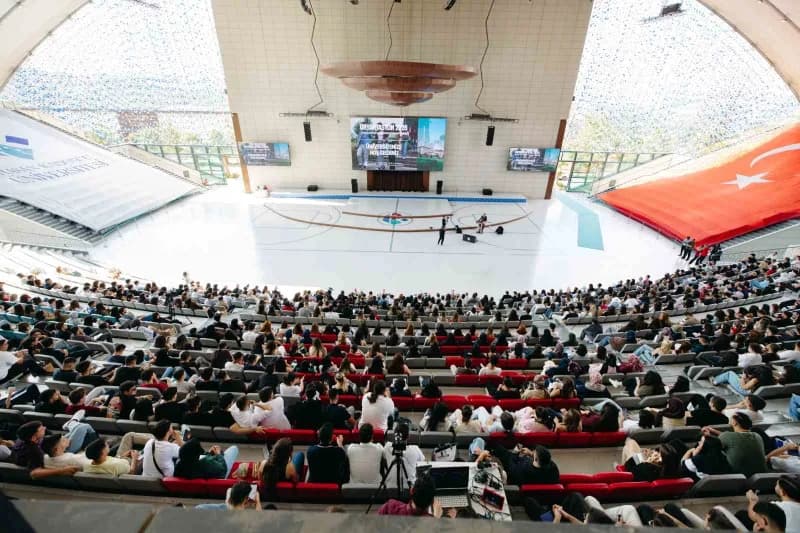 Hasan Kalyoncu Üniversitesi’nde ORYANTASYON’26 programı kapsamında öğrenciler kampüs etkinliklerinde bir arada