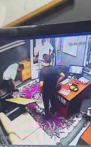 Artvin’in Hopa ilçesinde yemek yerken boğazına lokma kaçan çocuk, oto yıkama işletmesinin sahibi Abdulkadir Yıldız’ın uy