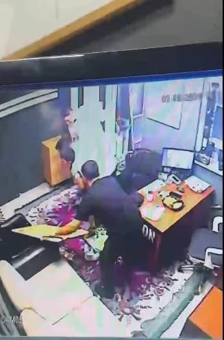 Artvin’in Hopa ilçesinde yemek yerken boğazına lokma kaçan çocuk, oto yıkama işletmesinin sahibi Abdulkadir Yıldız’ın uy