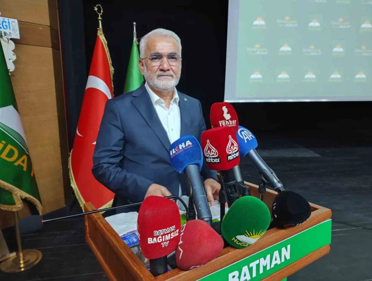 HÜDA PAR Batman İl Kongresi’nde Zekeriya Yapıcıoğlu konuşma yaparken