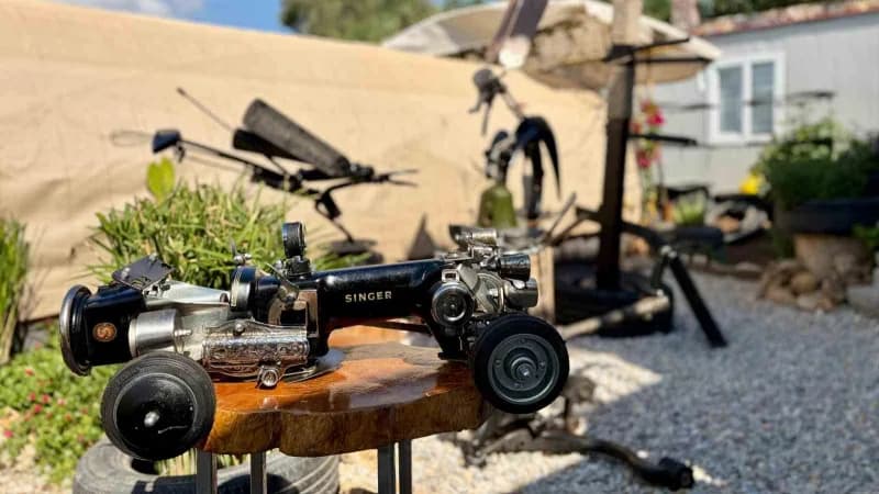 İZMİR’de yaşayan Ahmet Tarık Demirbaş, atık halde bulunan dikiş makinesi, mekanik aksam ve otomotiv parçaları gibi birço