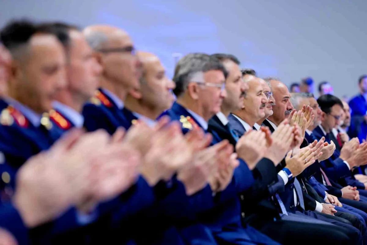 HÜRKUŞ-II uçağının teslimat töreninde konuşan Savunma Sanayii Başkanı Haluk Görgün ve Hava Kuvvetleri Komutanı Orgeneral