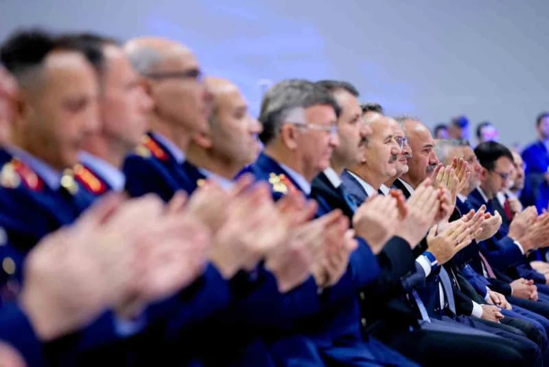 HÜRKUŞ-II uçağının teslimat töreninde konuşan Savunma Sanayii Başkanı Haluk Görgün ve Hava Kuvvetleri Komutanı Orgeneral