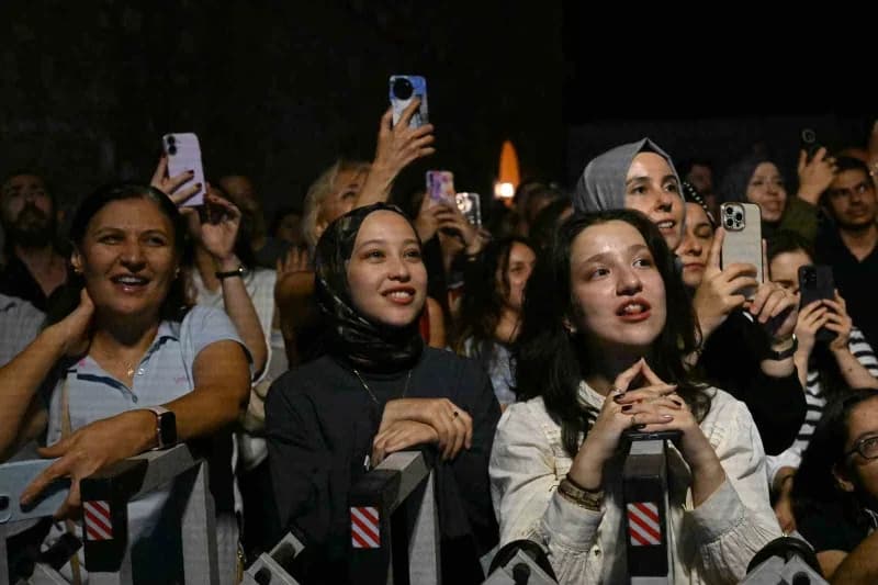 Manisa Büyükşehir Belediyesi’nin Kültür-Sanat etkinlikleri kapsamında düzenlediği Yeni Han Akşamları, Türk müziğinin sev