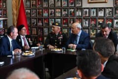 Denizli Valisi Yavuz Selim Köşger, 19 Eylül Gaziler Günü kapsamında gaziler derneklerini ziyaret ederken