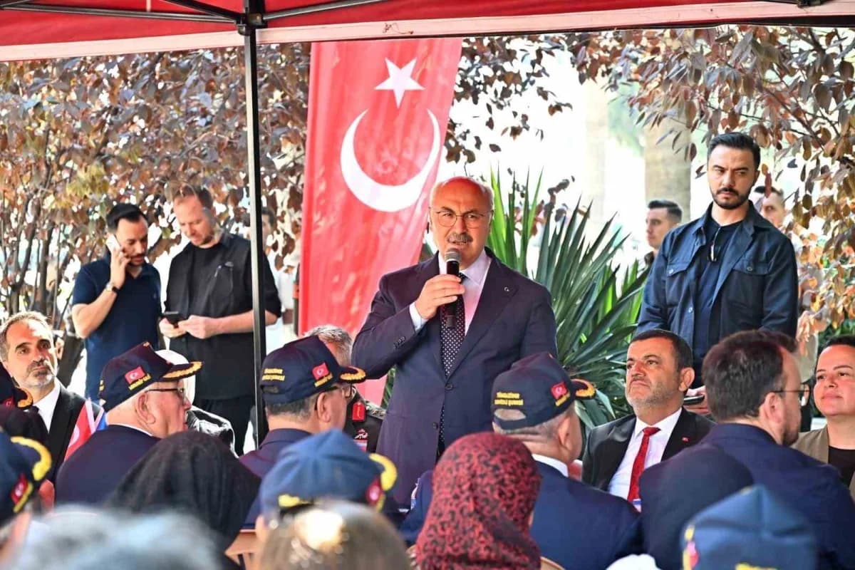 Denizli Valisi Yavuz Selim Köşger, 19 Eylül Gaziler Günü dolayısıyla Muharip ve malul Gaziler derneklerini ziyaret etti.