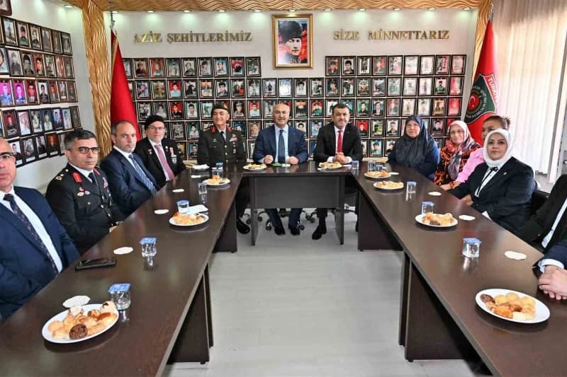 Denizli Valisi Yavuz Selim Köşger, 19 Eylül Gaziler Günü dolayısıyla Muharip ve malul Gaziler derneklerini ziyaret etti.