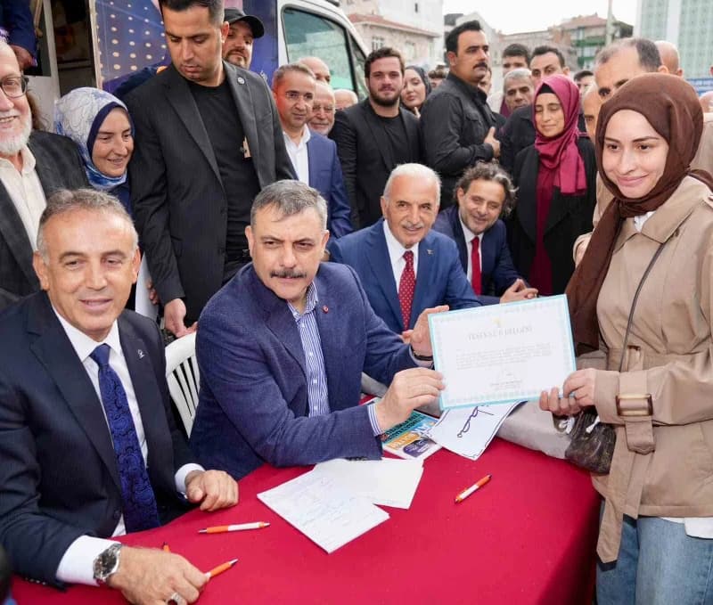 Türkiye Yüzyılı Buluşmaları kapsamında Ümraniye’de bir dizi ziyaret gerçekleştiren İçişleri Bakanı Mustafa Çiftçi, AK Pa