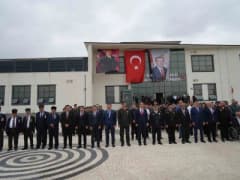 Iğdır 100. Yıl Kütüphanesi bahçesindeki Atatürk Anıtı önünde 19 Eylül Gaziler Günü töreni