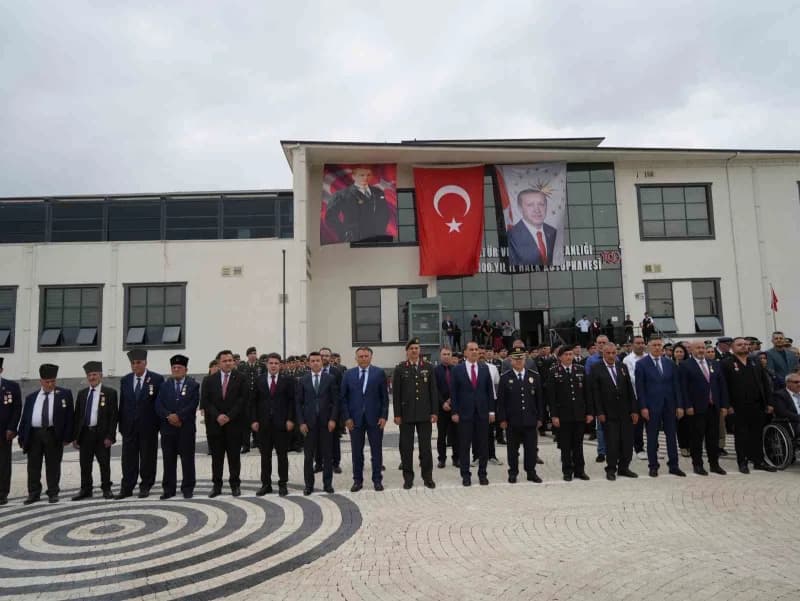 Iğdır 100. Yıl Kütüphanesi bahçesindeki Atatürk Anıtı önünde 19 Eylül Gaziler Günü töreni