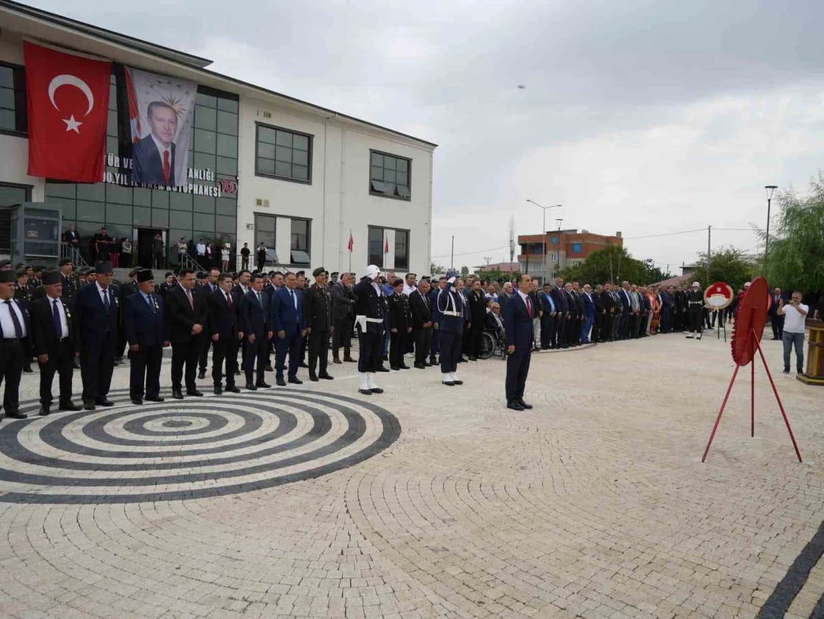 Iğdır 100. Yıl Kütüphanesi bahçesindeki Atatürk Anıtı’nda düzenlenen tören, çelenklerin sunulmasıyla başladı. Saygı duru