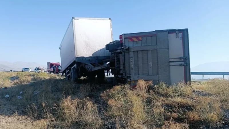 Iğdır-Doğubayazıt kara yolunda tamperli yük kamyonunun kaza yaptığı Gültepe mevkisi