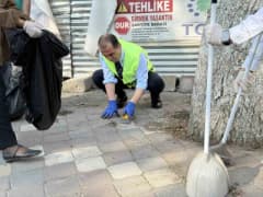 Iğdır Valisi M. Fırat Taşolar spatula ile ağaçların etrafındaki otları temizlerken