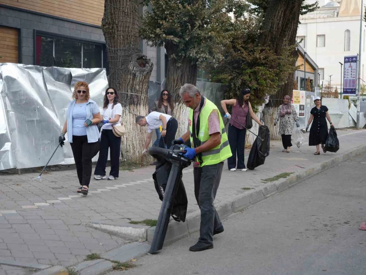 Iğdır'da temiz ve düzenli bir kent kültürünün yaygınlaştırılması amacıyla başlatılan çevre temizliği çalışmasının startı