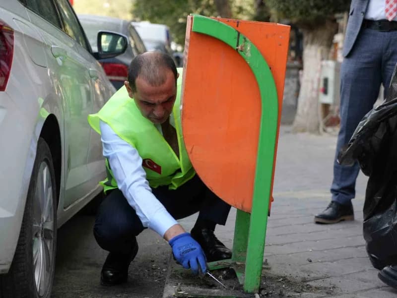 Iğdır Valisi M. Fırat Taşolar elinde fırça ve faraş ile çevre temizliği yaparken