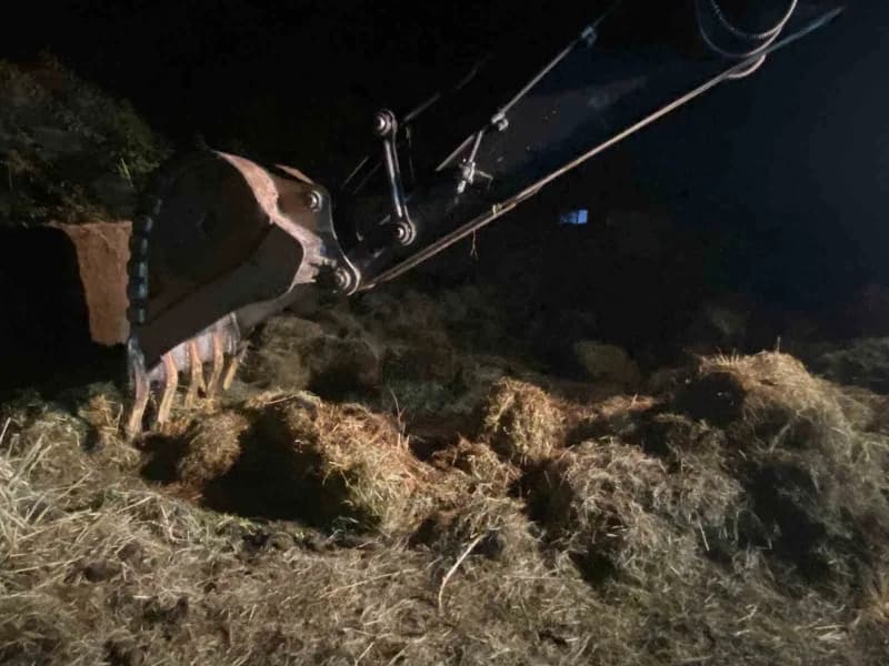 Iğdır Ramazan Kent köyünde saman balyalarının bulunduğu alanda çıkan yangın sonrası ekiplerin müdahalesi